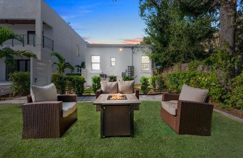 Gillespie Park Apartment | Pineapple Paradise - 2 Units - 13 min to Beach