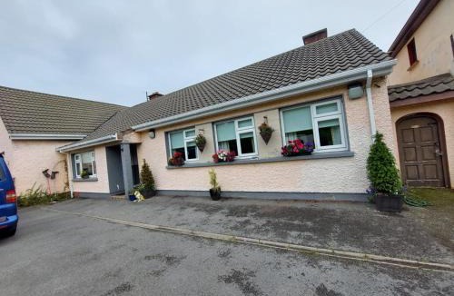 Killybegs House | PINEBROOK House double bed Small En-suite Free Parking
