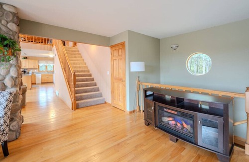 Renner House | Pinecone Acres Lodge w/Hot Tub - Sleeps 9