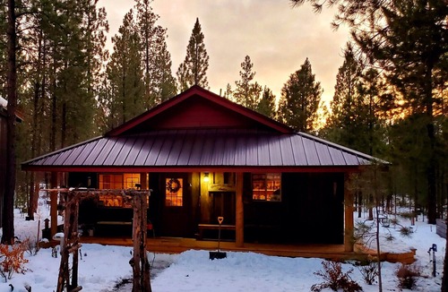 La Pine Cabin | Pinecone Cabin, Couples and Family Retreat, hot tub, pet friendly, private!