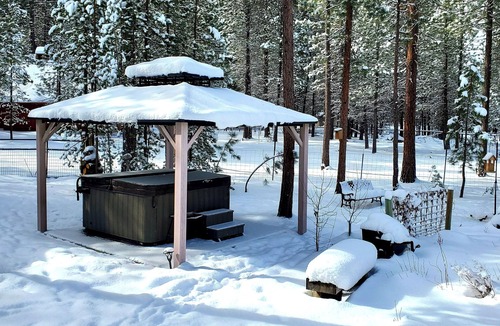 La Pine Cabin | Pinecone Cabin, Couples and Family Retreat, hot tub, pet friendly, private!