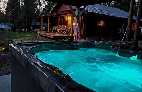 La Pine Cabin | Pinecone Cabin, Couples and Family Retreat, hot tub, pet friendly, private!