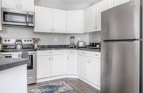 Pinehurst House | Pinehurst Cottage ★ Serves 8 ★ No Stairs ★ King Bed