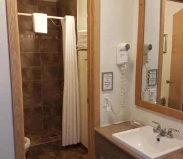 Hinton Hotel | Pines Motel
