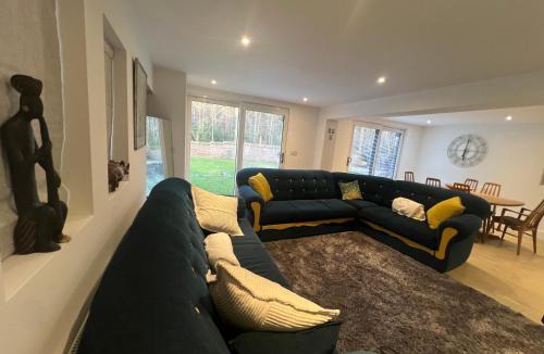 Cobham House | Pinestows Semi-Detached Guest House Private & Cozy Retreat
