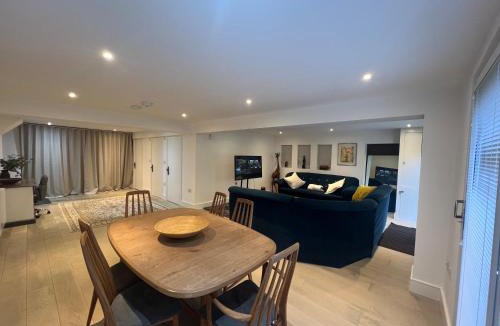 Cobham House | Pinestows Semi-Detached Guest House Private & Cozy Retreat