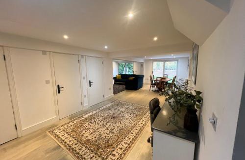 Cobham House | Pinestows Semi-Detached Guest House Private & Cozy Retreat