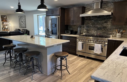 Pinetop Cabin | Pinetop Forest Retreat Luxe Cabin with Spa & Game Room