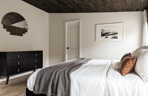 Catskill House | Pinewood Bungalow - Luxury Cabin, Kid-Friendly