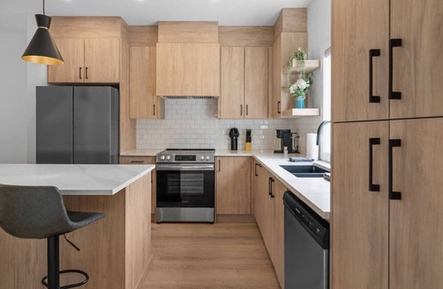 Southwest Calgary Villa | Ping Pong | King Bed | 3BR | Garage| AC | Backyard