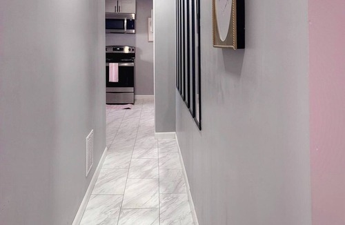 Southside Apartment | Pink Paradise! Cozy Getaway near SU!