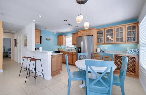 Del Sega House | Pink Shell- peaceful Sanibel home short walk to the beach!