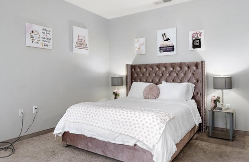 Uptown District Apartment | PINK STUDIO APT IN HEART OF DOWNTOWN