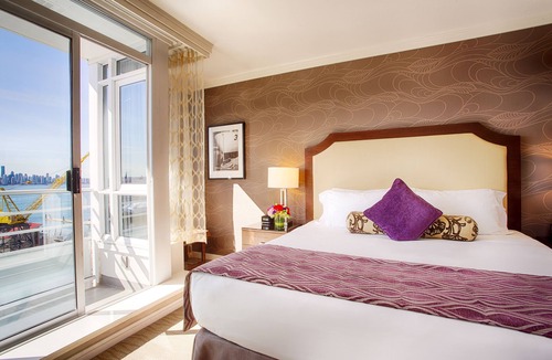 Lower Lonsdale Hotel | Pinnacle Hotel at the Pier