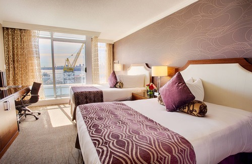 Lower Lonsdale Hotel | Pinnacle Hotel at the Pier