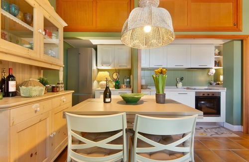 Procchio Apartment | 'Pino Vallegrande' Apartment with Private Terrace and Air Conditioning
