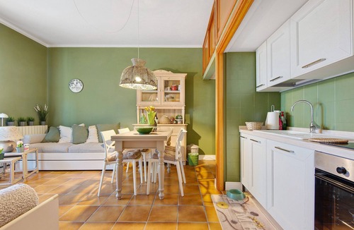 Procchio Apartment | 'Pino Vallegrande' Apartment with Private Terrace and Air Conditioning