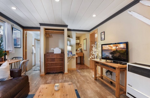 Tahoe City Cabin | Pioneer Bungalow - Walk to Tahoe City