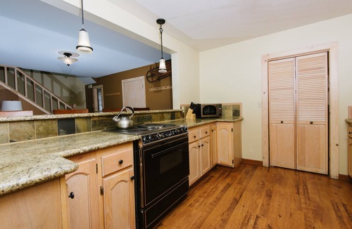 Bunker Tract House | Pioneer Lake View- 4BR - Walk to Town - Hot Tub - Sleeps 10