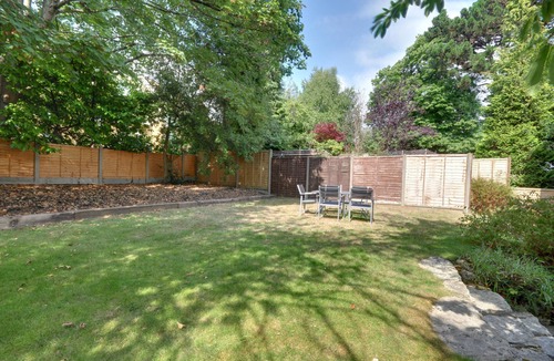 West Cliff Cottage | Pippin House - an apartment that sleeps 6 guests in 3 bedrooms