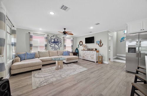 Surfside Beach House | Pirate's Bay. New build! Pets! Hot Tub! Affordable! Views of Ocean AND Bay!