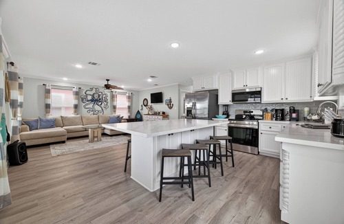 Surfside Beach House | Pirate's Bay. New build! Pets! Hot Tub! Affordable! Views of Ocean AND Bay!