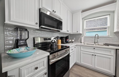 Surfside Beach House | Pirate's Bay. New build! Pets! Hot Tub! Affordable! Views of Ocean AND Bay!
