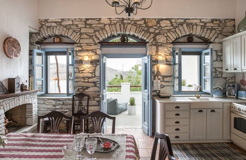 Aperathos House | 'Pirethron' is the absolute representative of the local cycladic architecture