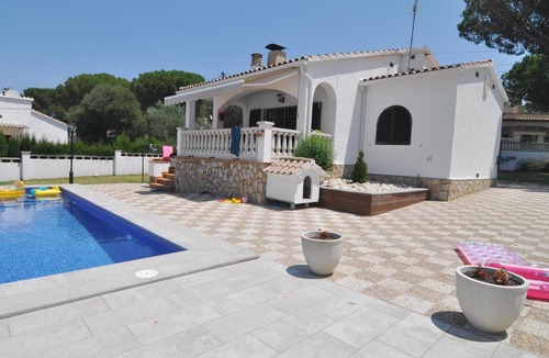 L'Escala Villa | Pirineu: House en a quiet area with a large garden ans private pool