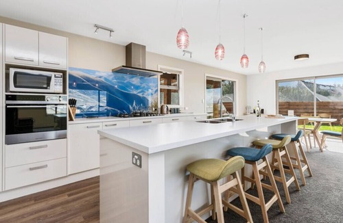 Mount Pisa Cottage | Pisa View Paradise - Cromwell Holiday Home