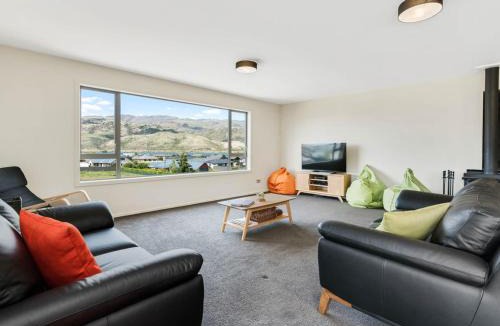Mount Pisa House | Pisa View Paradise - Cromwell Holiday Home