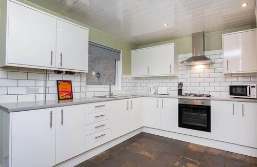 Glenrothes House | Pitcairn Residence-3Bedroom House-by Holiday Homes