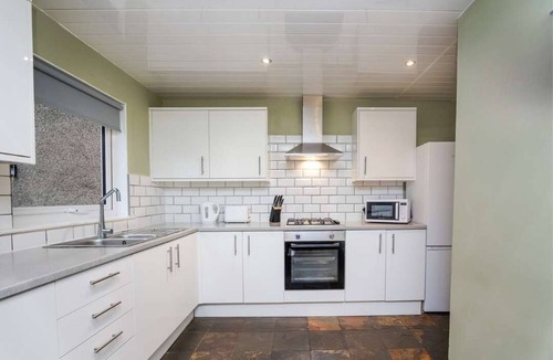 Glenrothes House | Pitcairn Residence-3Bedroom House-by Holiday Homes