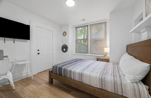 Shadyside House | Pittsburgh Shadyside 1E Bright and Modern Private Bedroom with Shared Bathroom