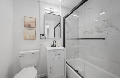 Shadyside House | Pittsburgh Shadyside 2A Bright and Stylish Private Bedroom with Shared Bathroom