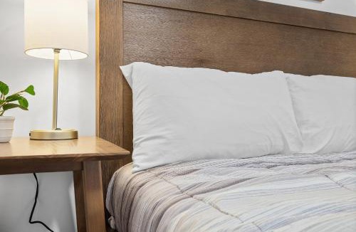 Shadyside House | Pittsburgh Shadyside 2B Stylish and Cozy Private Bedroom with Shared Bathroom