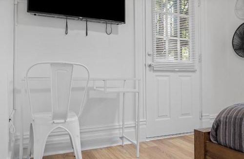 Shadyside House | Pittsburgh Shadyside 2E Bright Modern Private Bedroom with Shared Bathroom