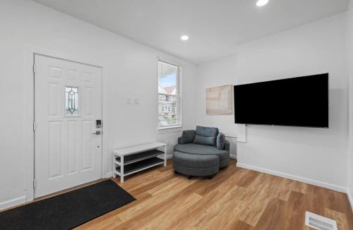Pittsburgh Apartment | Pittsburgh Spacious and Modern Three Bedroom Apartment with Free Parking