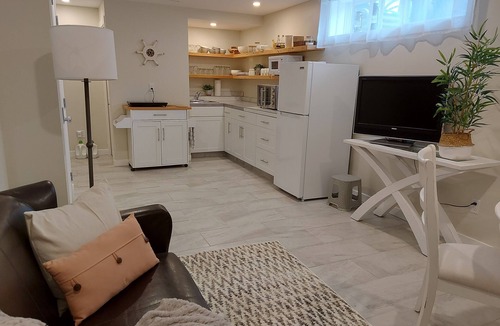 Central Okanagan Cottage | Pixie Bay Cottage retreat with amazing lake & mountain views & beach access