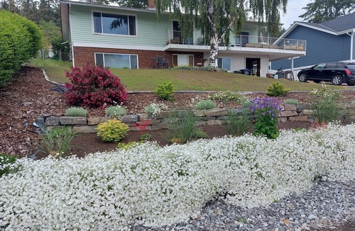 Central Okanagan Cottage | Pixie Bay Cottage retreat with amazing lake & mountain views & beach access