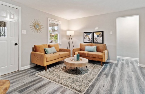West Mifflin House | Plan your next thrilling city break minutes to kennywod park and sandcastle.