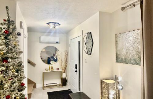 Dieppe Apartment | Platinum Homes , Stylish 3BR Home,4 Min to YQM Airport, Sleeps 10 Free Parking