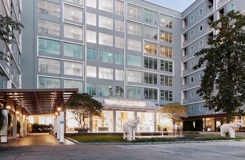Suan Luang House | Platinum Luxury Suite | Modern City Getaway