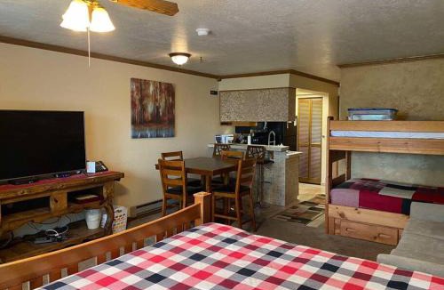 Brian Head House | Platinum Studio Pool-Spa Ski-in out Gym, Sauna, Laundry, BBQ