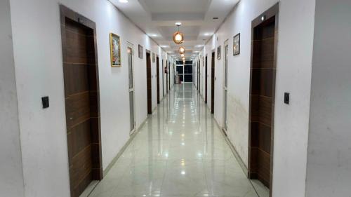 Sector 27 Hotel | PLAY HOTEL BUDHA TOWER Sector 18 metro