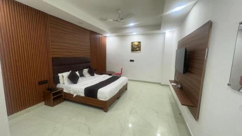 Sector 27 Hotel | PLAY HOTEL BUDHA TOWER Sector 18 metro