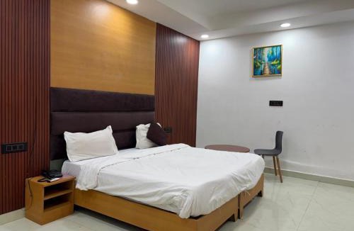 Sector 27 Hotel | PLAY HOTEL BUDHA TOWER sector 18 metro