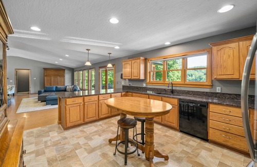 Logan Cabin | Play set-Panoramic Lake View-Hot Tub-Covered Decks-Game Room-Kayaks-Canoes-Bikes