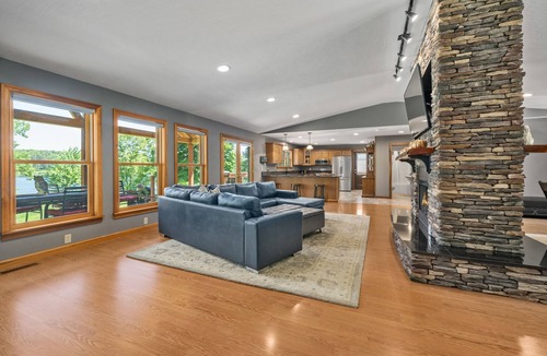 Logan Cabin | Play set-Panoramic Lake View-Hot Tub-Covered Decks-Game Room-Kayaks-Canoes-Bikes