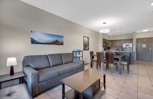 South Pandosy Apartment | Playa Del Sol Retreat 550 | Pool + Hot Tub |